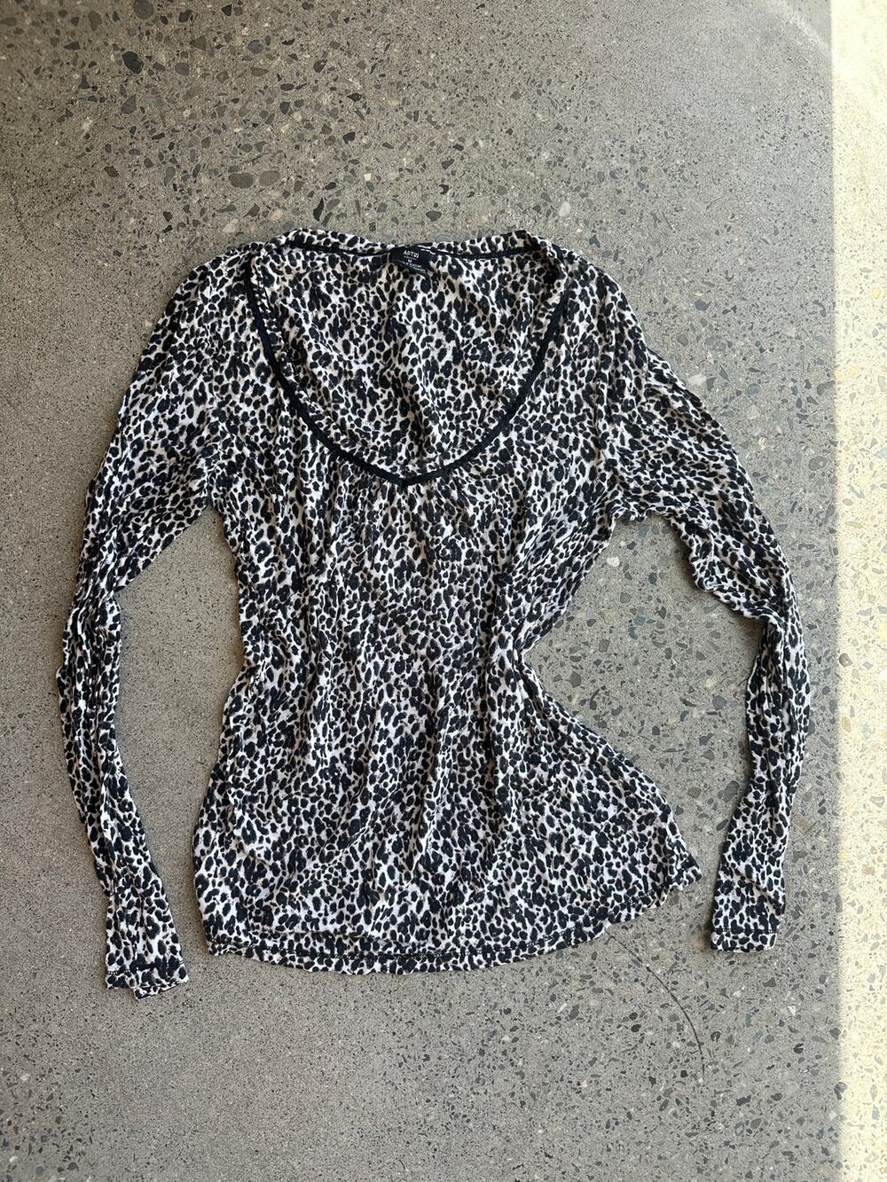 Apt. 9 Medium Top Black White Leopard Print Long Sleeve V-Neck Top Y2k
